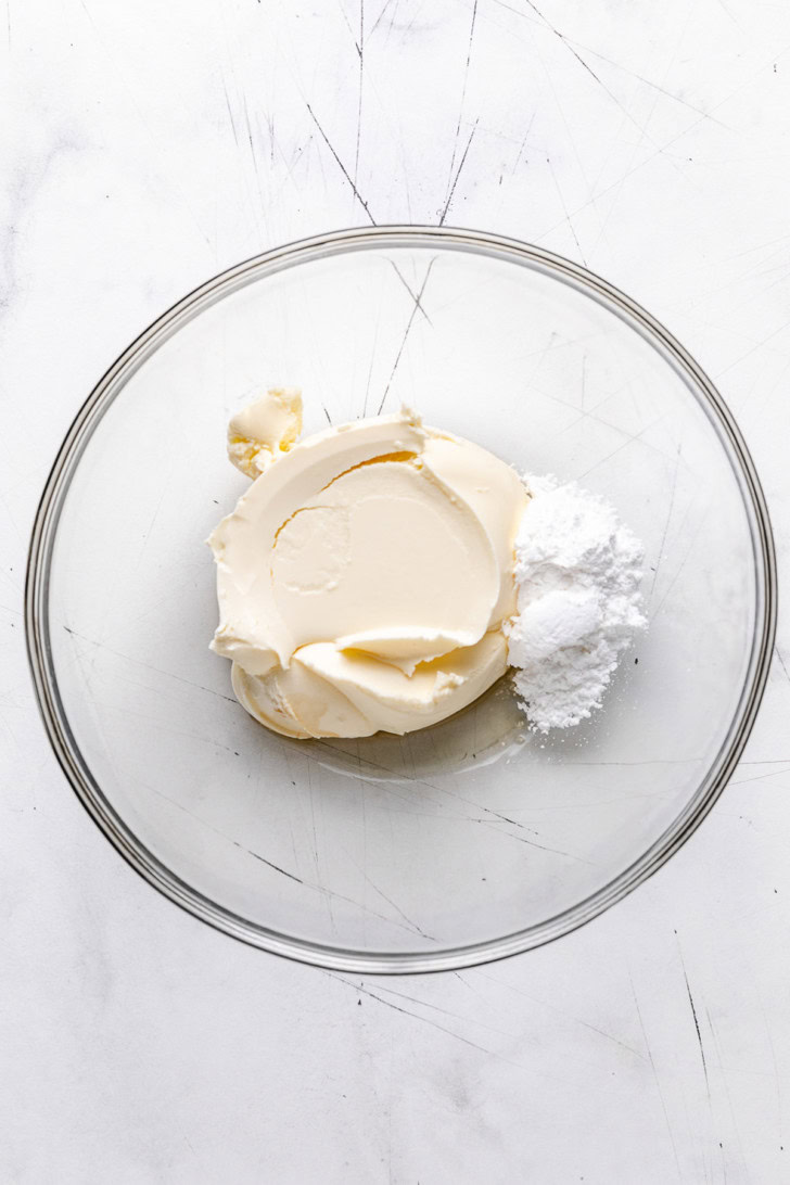 Mascarpone and powdered sugar in a bowl.